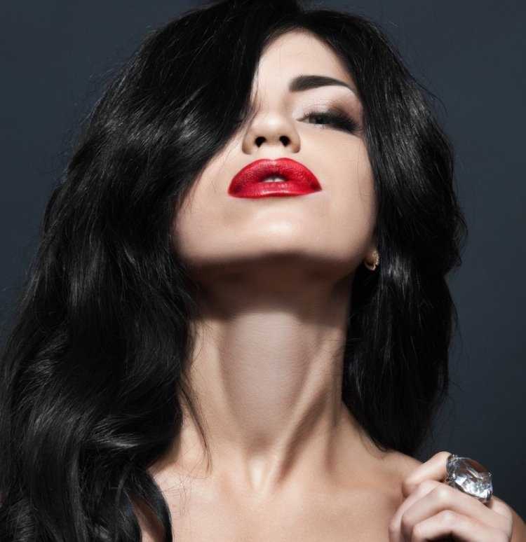 Темноволосые с красными губами