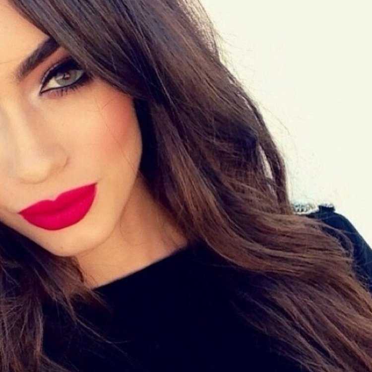 Образы с красной помадой брюнетки17