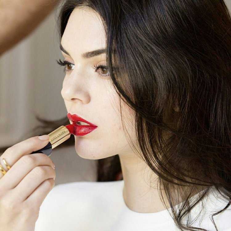 Кендалл Дженнер с красной помадой