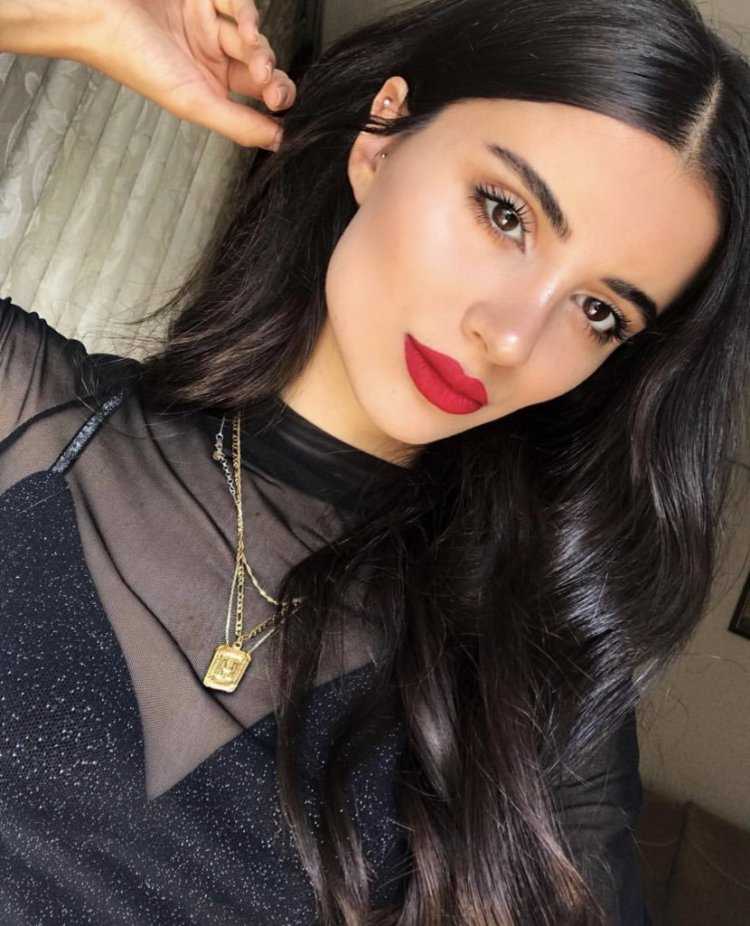 Брюнетка с красной помадой