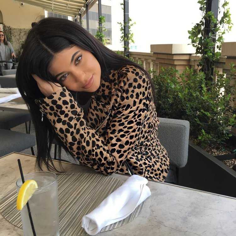 Кайли Дженнер с черными волосами