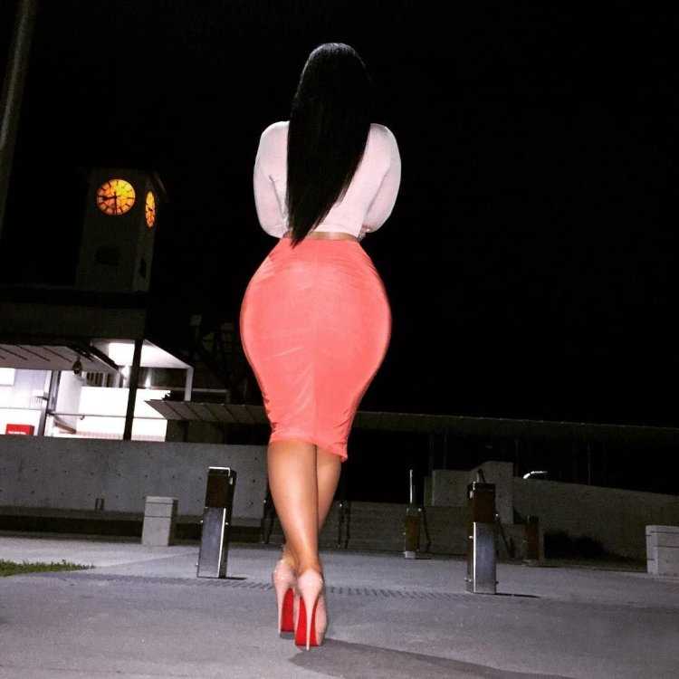 Khloe Kardashian в юбке