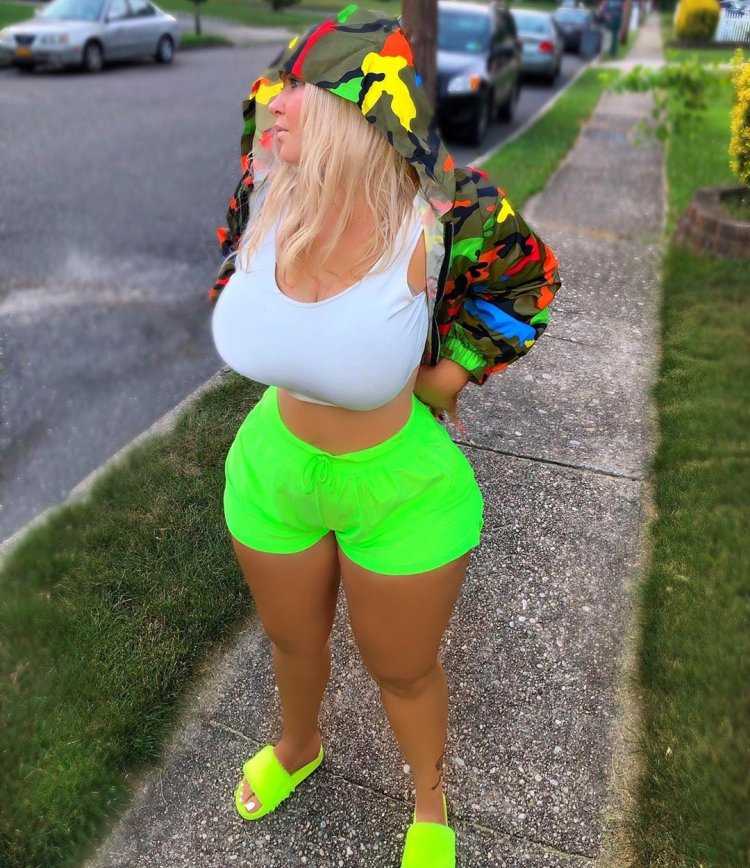 Огромные груди и ягодицы