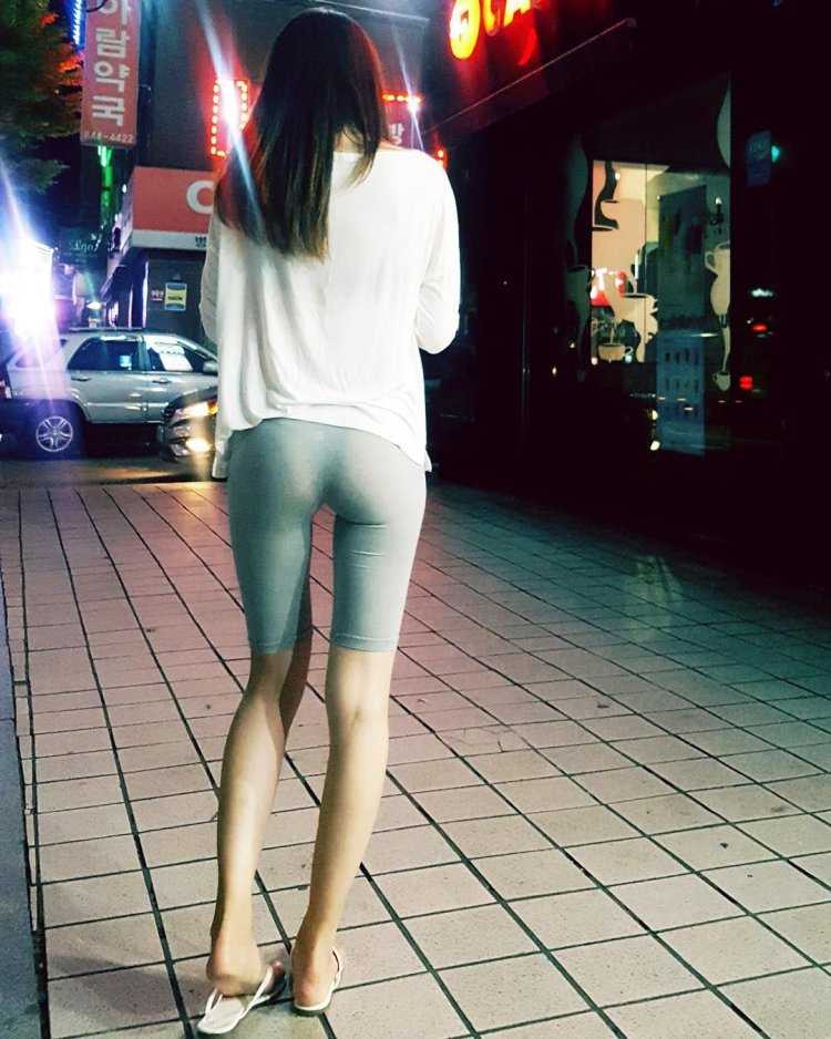 Стройные девушки в шортах