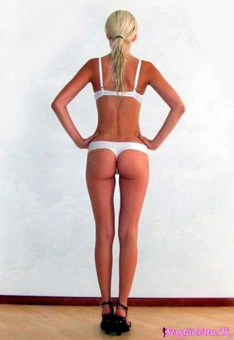 Девочка сзади в полный рост