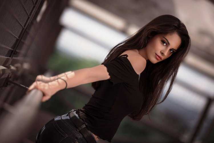 Девушка брюнетка