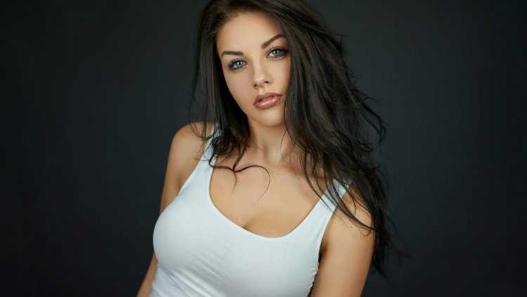 Очень красивые брюнетки с красивыми грудями70