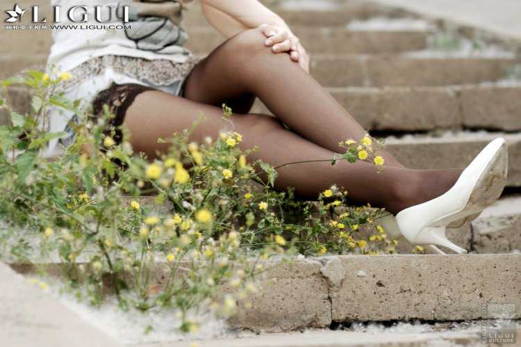 Девушка с цветами и красивыми ножками