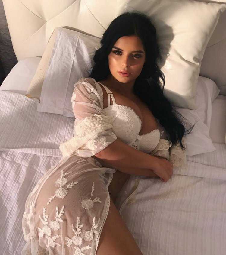 Demi Rose на кровати