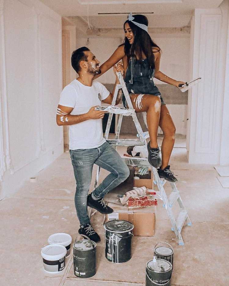 Девушка красит парня