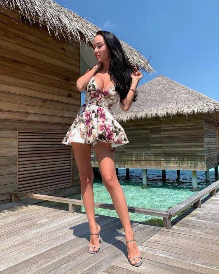 Нина Сереброва в коротком платье