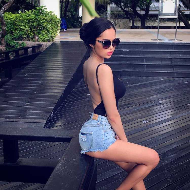 Красивая брюнетка в шортах