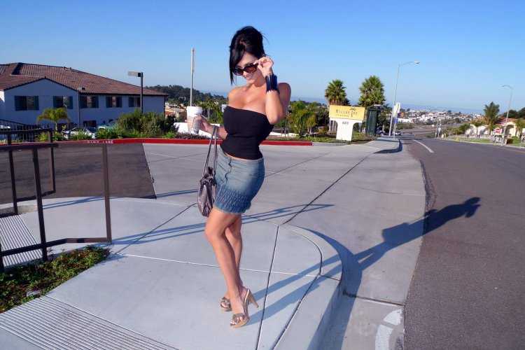 Подобрал красивую брюнетку на улице