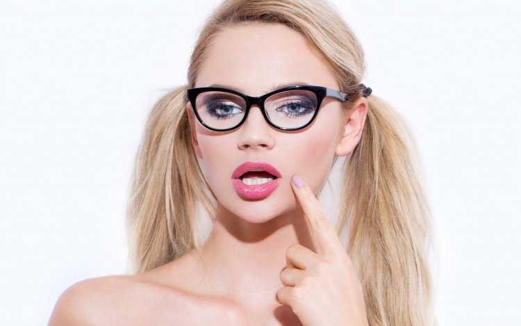 Удивленная девушка в очках