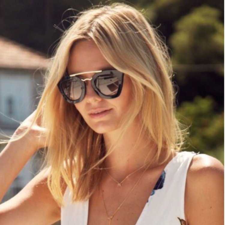 Блондинка в солнечных очках