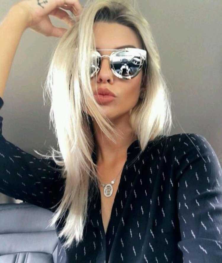 Блондинка в солнечных очках