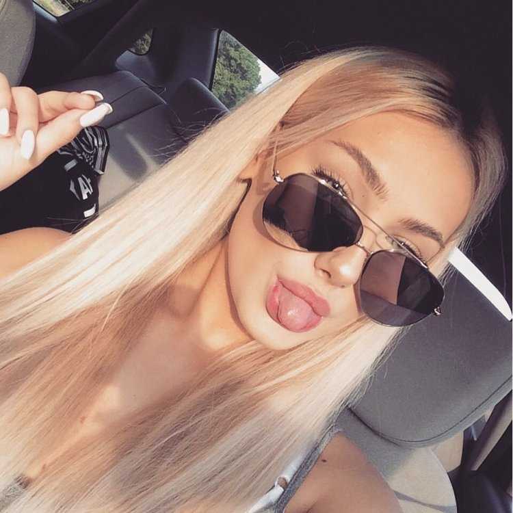 Блондинка в очках селфи