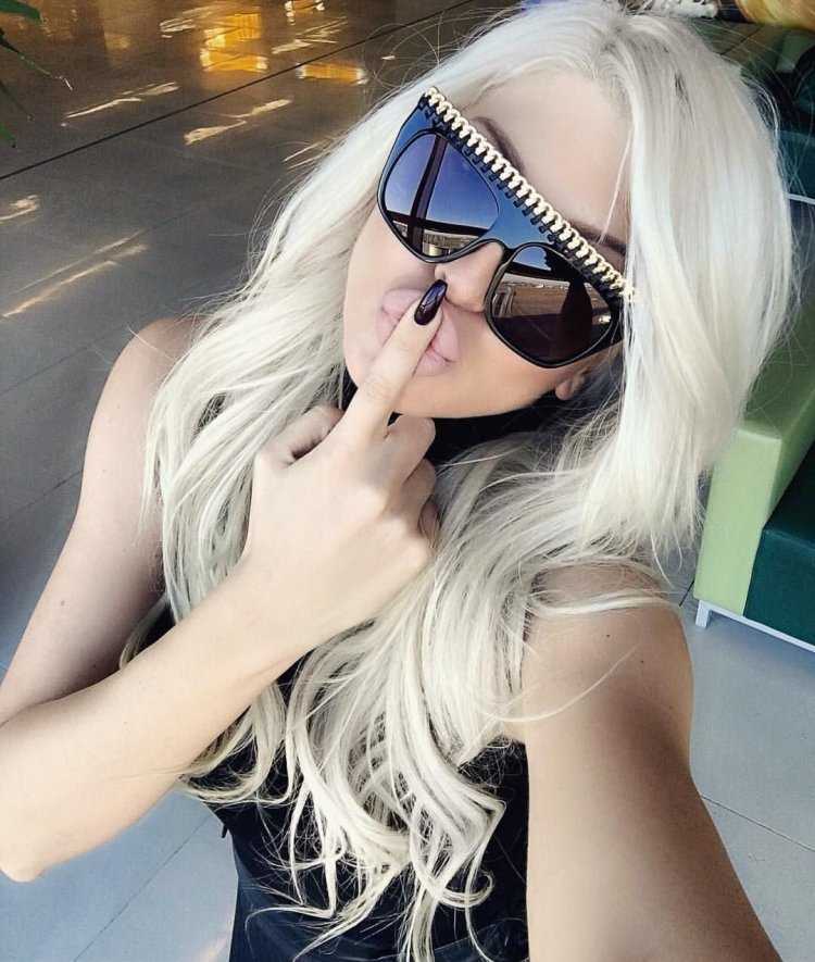 Блондинка в очках