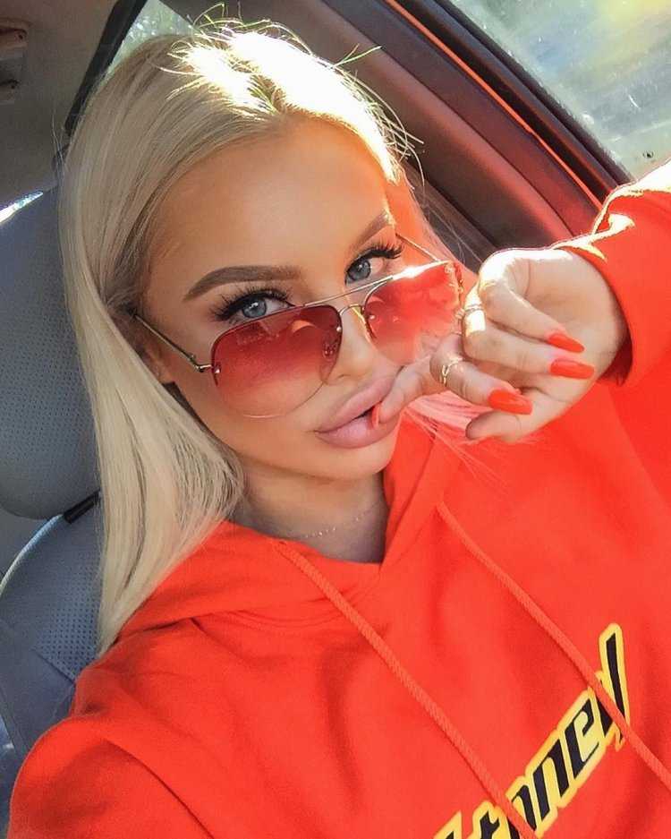 Блондинка в очках селфи