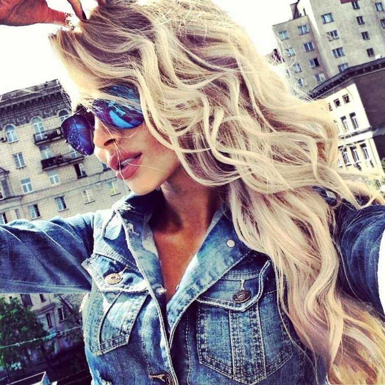 Красивая стильная блондинка