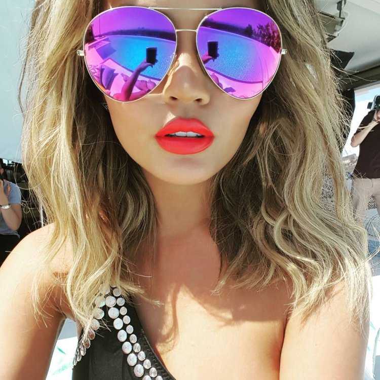 Девушка в солнцезащитных очках