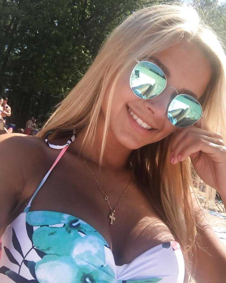 Девушка в солнечных очках блондинка селфи