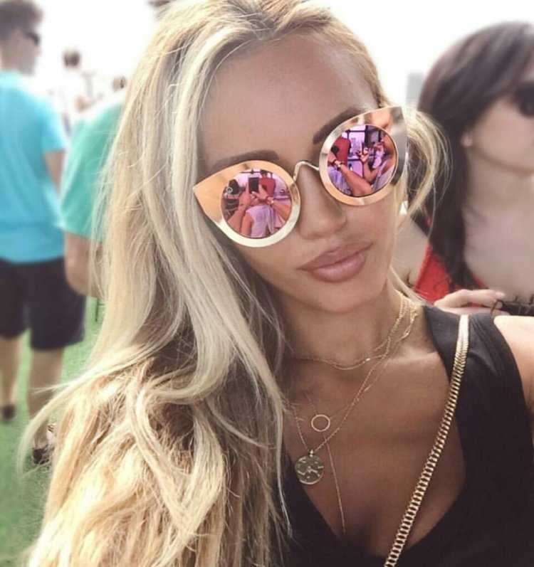 Блондинка в солнцезащитных очках