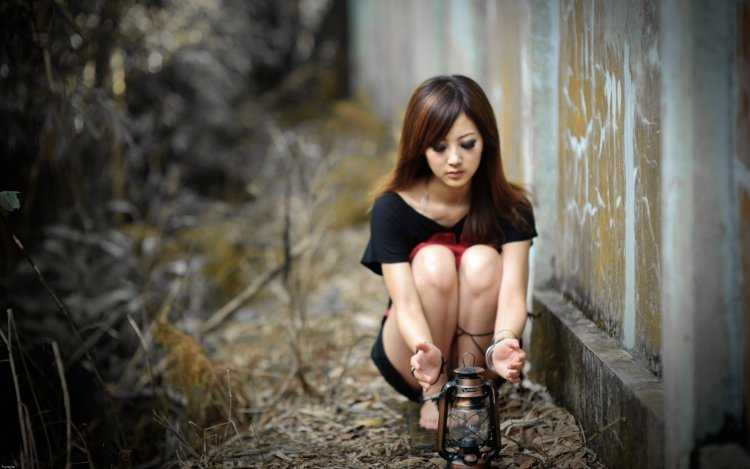 Соблазнительные дамы на корточках