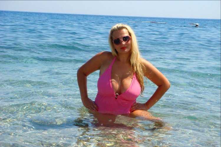 Одинокие женщины в купальнике