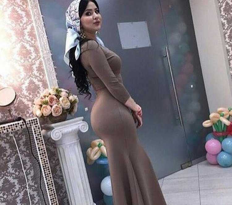 Девушка с большой попой в платье