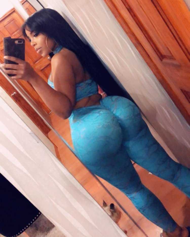 Джейден Джеймс у зеркала в платье