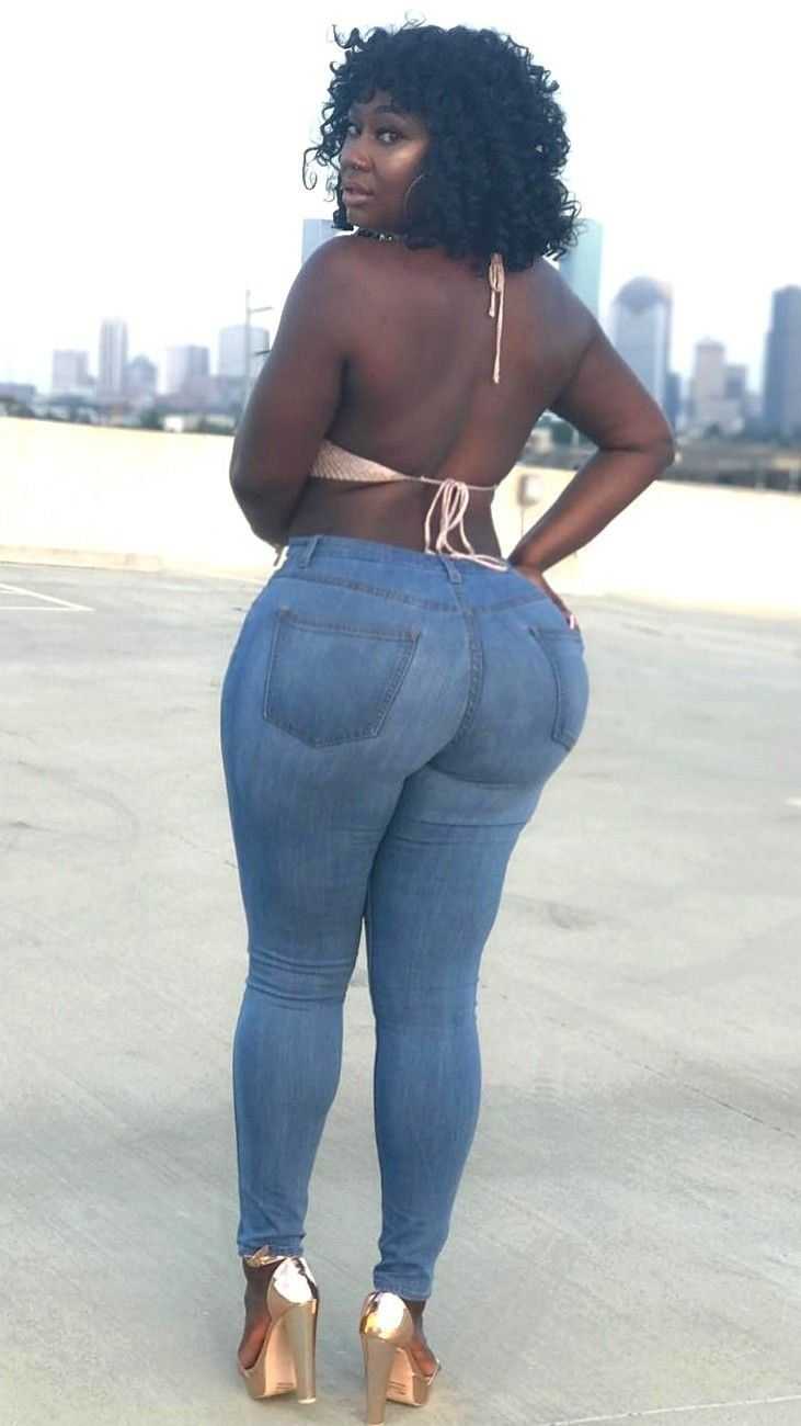 Большие попы Виктории Абрахам, которые просто завораживают