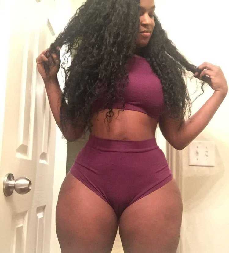 Соблазнительные черные дамы с великолепными попками