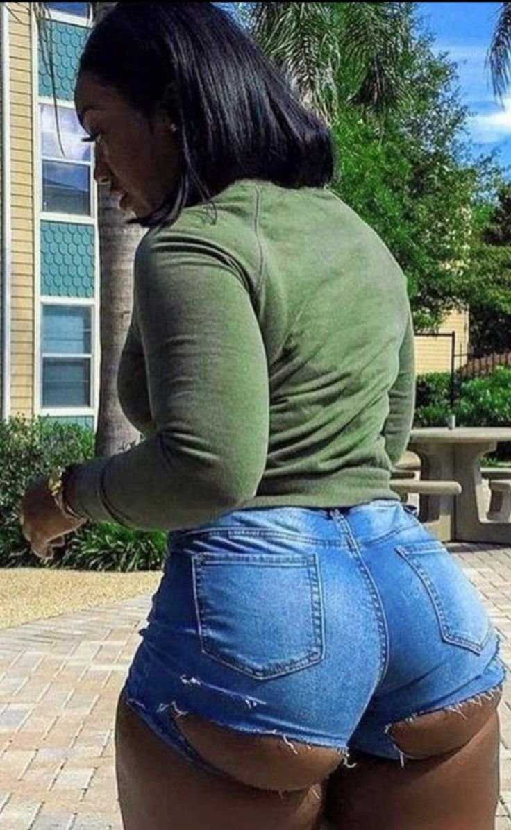 Женщины с очень большими ягодицами