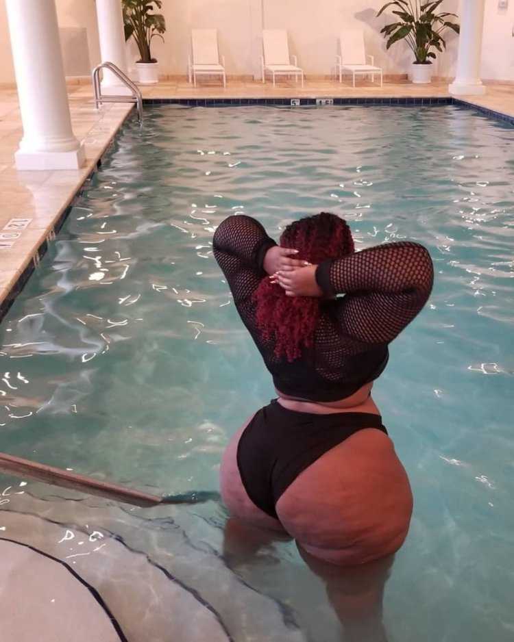 Большие бёдра в джинсах