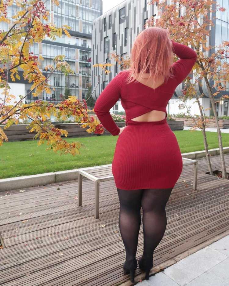 Огромные бедра в джинсах