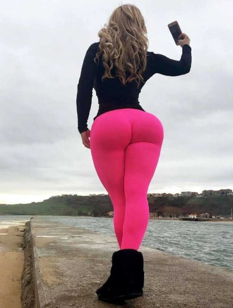 Victoria Lomba в леггинсах