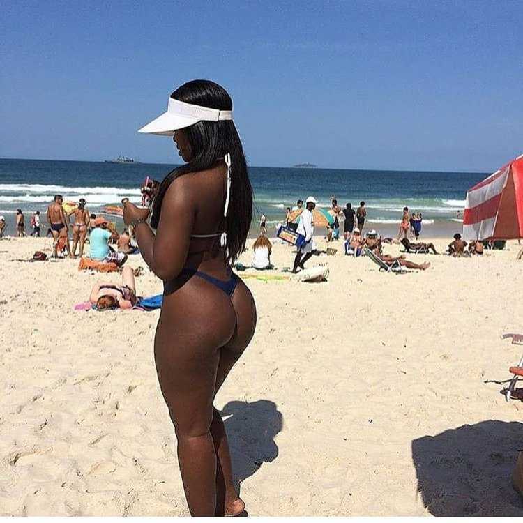 Пляж Бразилии Копакабана девушки