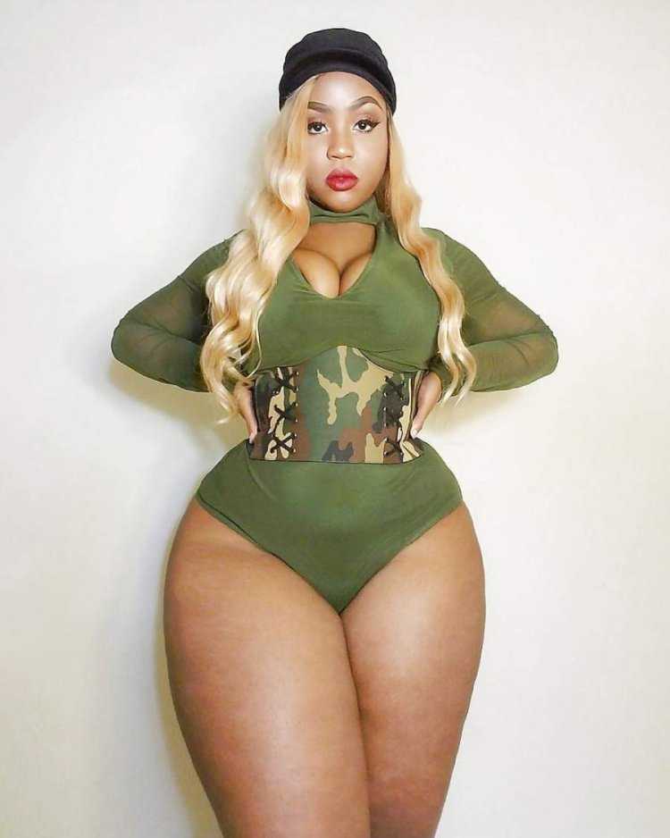 Искра Арабелла Лоуренс в джинсах