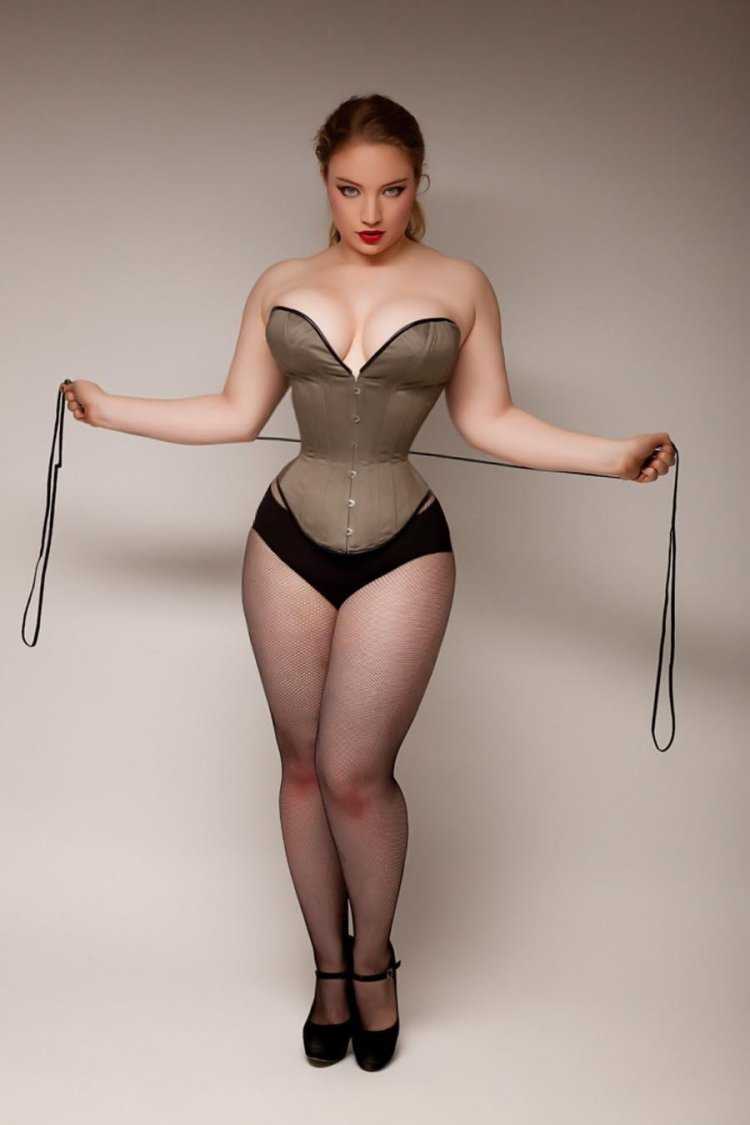 Широкие женские бедра