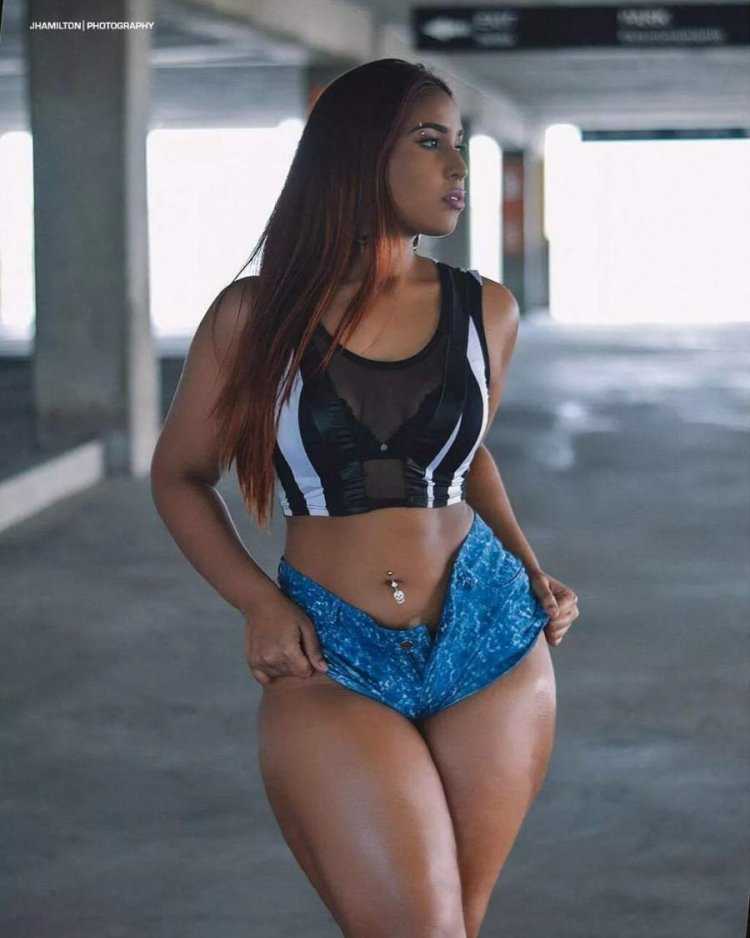 Аманда Элис в леггинсах