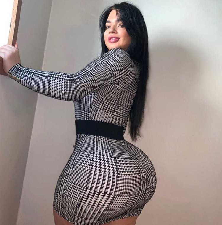 Фиорелла Castaneda в платье