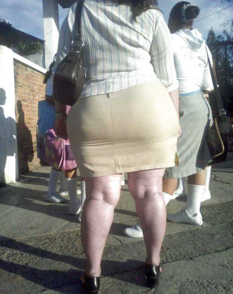 Большая попа в мини юбке