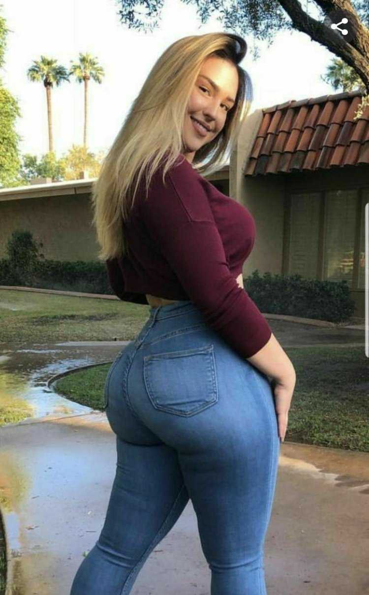 Victoria Lomba в джинсах