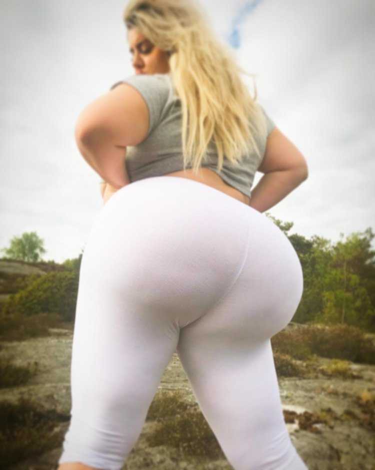 Огромные белые ягодицы