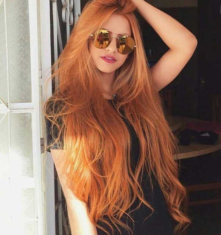 Длинные русые с рыжим оттенком волосы