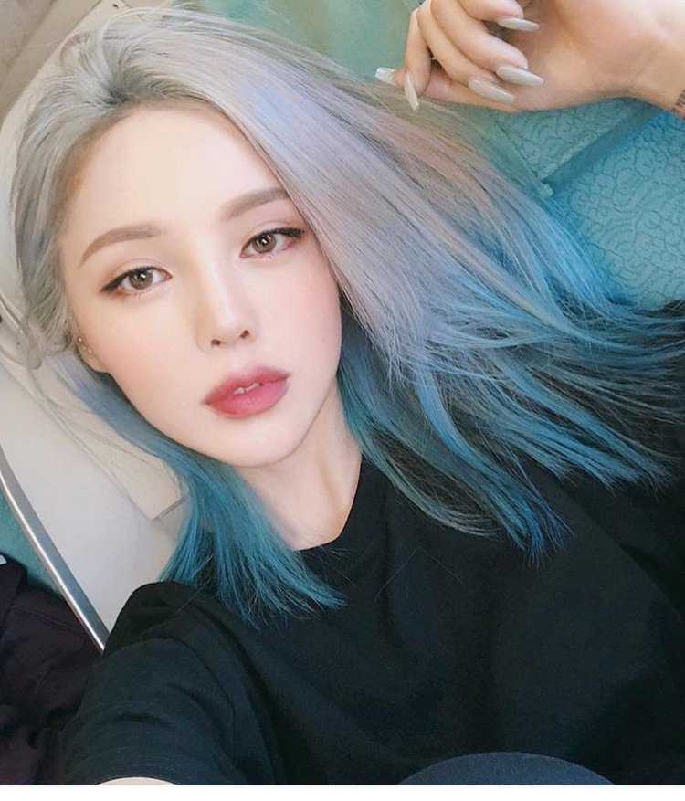 Кореянка с голубыми волосами