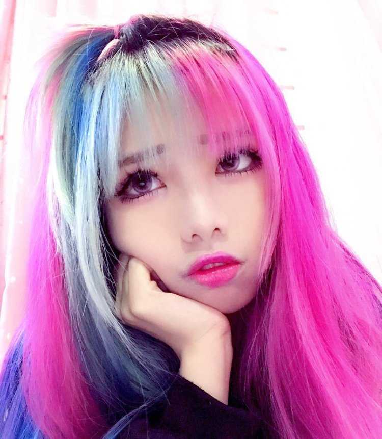 Кореянки с разноцветными волосами