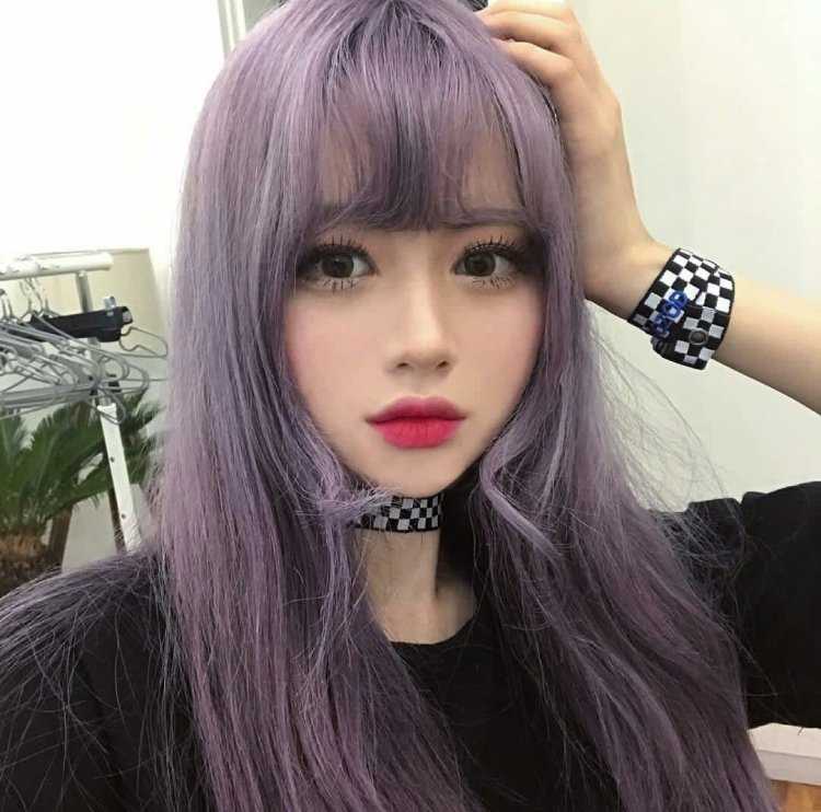 Японка с фиолетовыми волосами