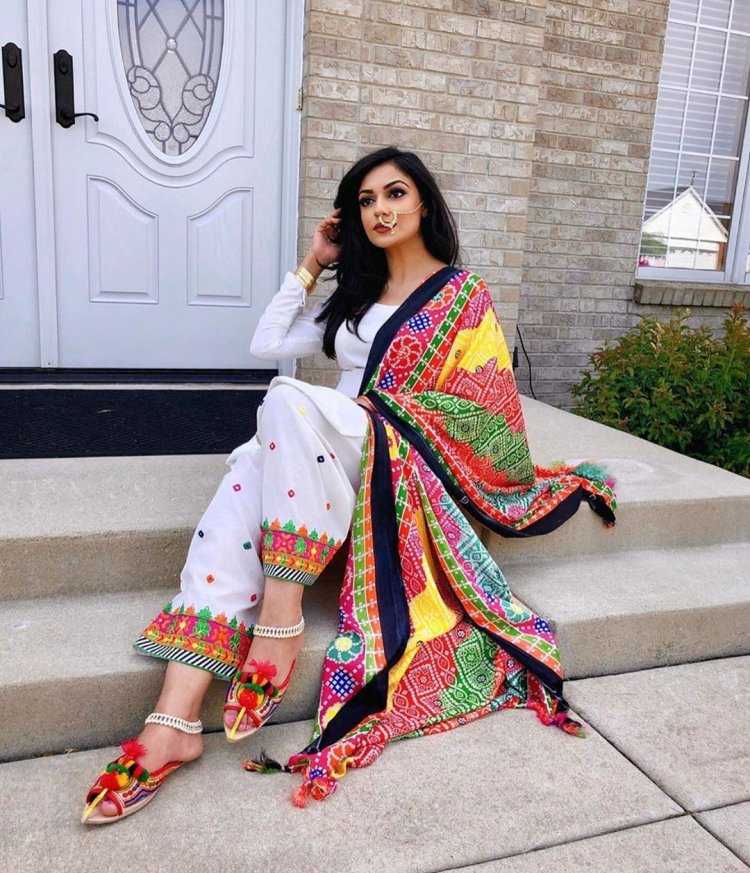 Пакистанка и индианка57